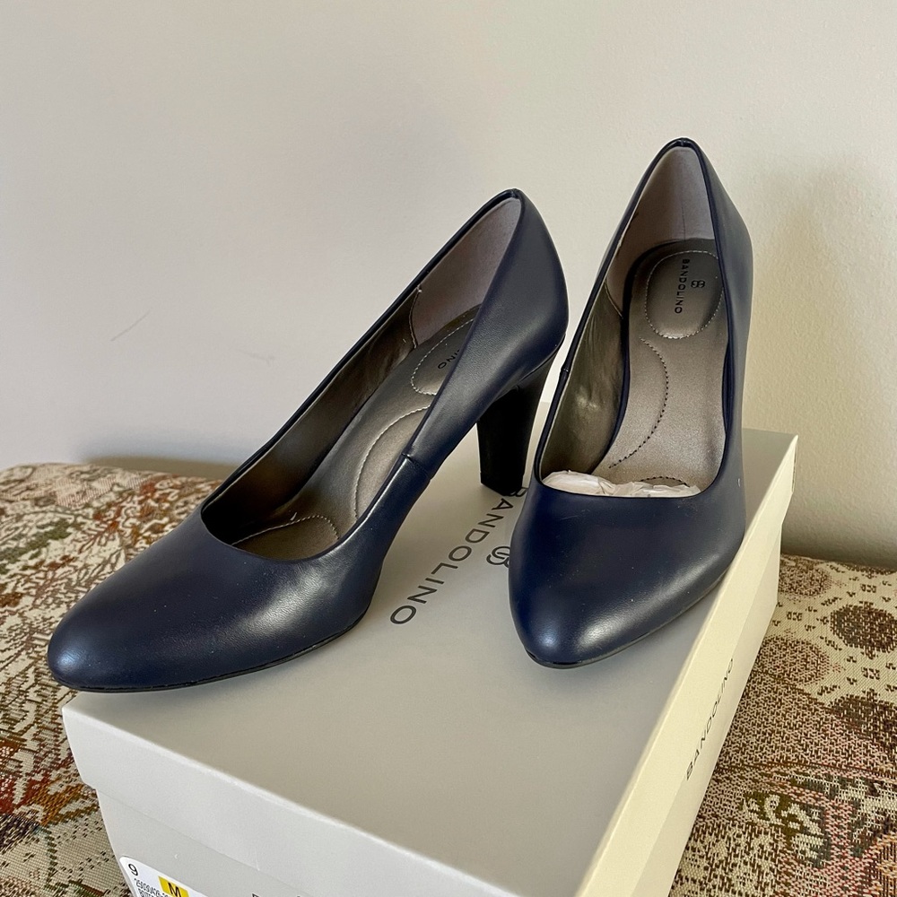 Navy pumps